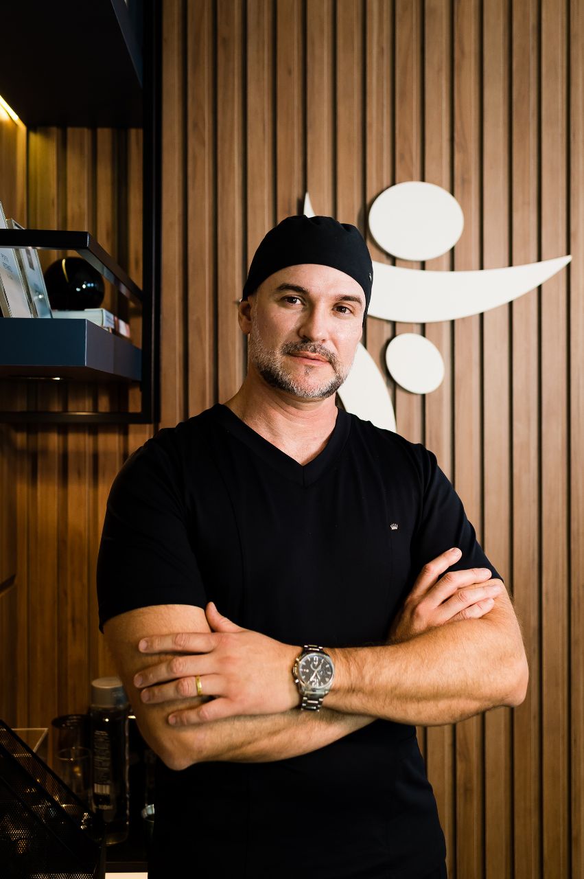 Dr. Marcelo Moscardini em ambiente clínico premium